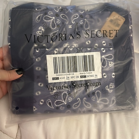 Victoria’s Secret Reversible Canvas Blue Paisley Tote Bag BRAND NEW IN PACKAGE - Picture 4 of 4